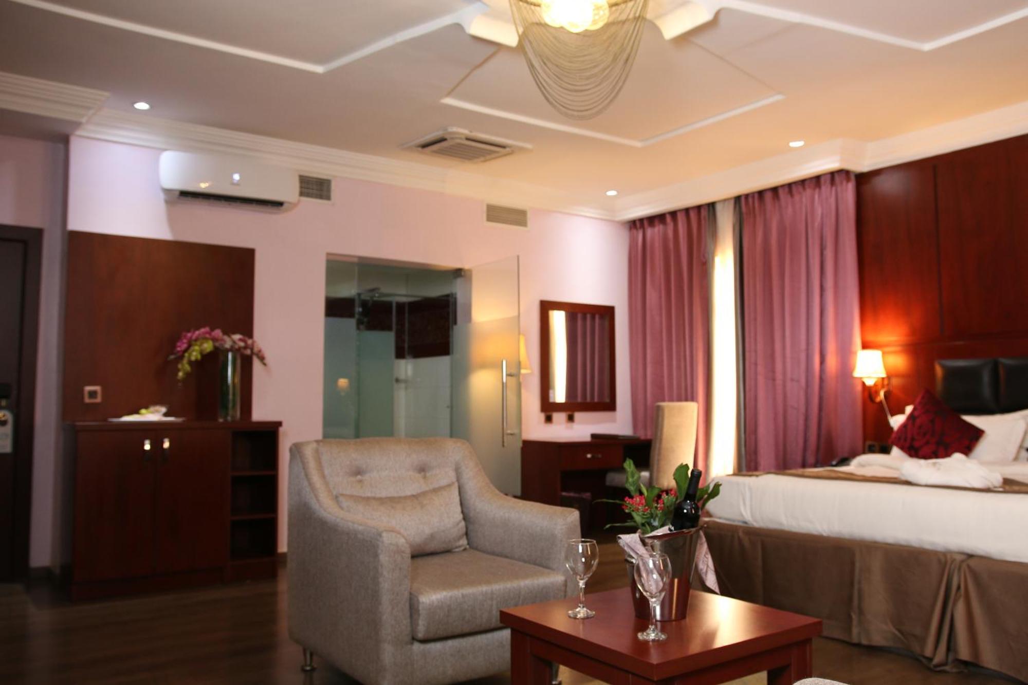 Grand Pela Hotel & Suites Abuja Rom bilde